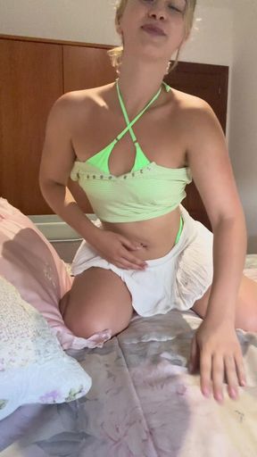 Onlyfans Teen starts fingering her pussy in a trip with school