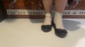 Amelie gets her shoes and socks wet in the shower
