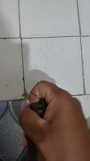 MALE MASTURBATION IN BATHROOM WHILE WATHING PORN