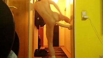 Rouven Hirschberg fickt sich mit dem Rambone Dildo