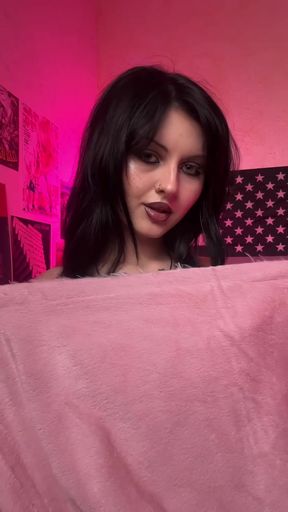 Teen onlyfan shows off her tits