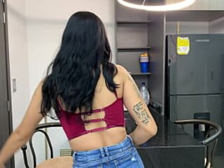 My slutty stepsister starts flirting with me with her big ass and makes me cum inside her.