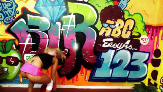 Guy và Paige Ashley cùng nhau "thúc" vào mông cô nàng tóc nâu Lou Petite trước khi khiến cả hai đạt cực khoái