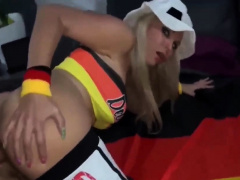 Sie brauch dringend ein Schwanz in den Arsch