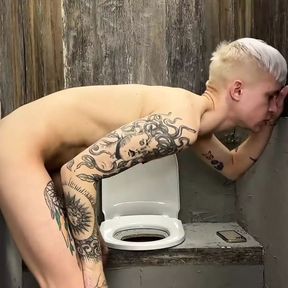 Young, Tattooed Twink Gave Himself up to Strangers in the Toilet Cabin