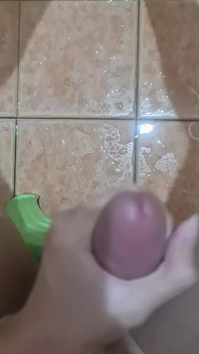 Jerking off in the bath