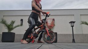 LEATHER BOOTY BICYCLE RIDE – HARD SEAT BOUNCING & ASS RIDING