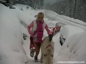 Lesley pleases her pussy