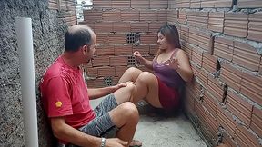 pedreiro folgado atrasa a obra e seduz a patroa