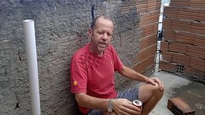 pedreiro folgado atrasa a obra e seduz a patroa