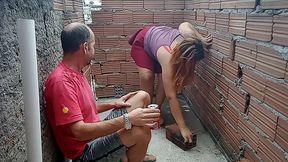 pedreiro folgado atrasa a obra e seduz a patroa