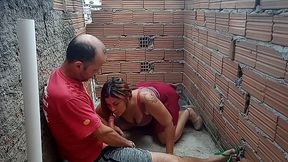 pedreiro folgado atrasa a obra e seduz a patroa