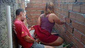 pedreiro folgado atrasa a obra e seduz a patroa