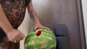 Comendo uma melancia