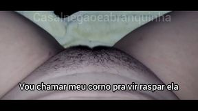 Meu marido todo carinhoso depilando minha buceta, mal ele sabe que &eacute_ pra eu fuder na rua, toda raspadinha