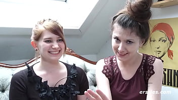 Ersties: Studentin fesselt und verw&ouml_hnt Freundin