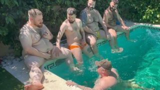 Dicker spanischer Bär nimmt einen massiven Amateur-Schwanz in einem dampfenden Outdoor-Fick