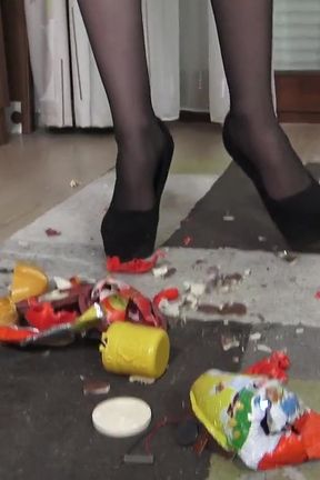 I love to destroy all with my crush heels! The destroying mood of Princess Kirstin!