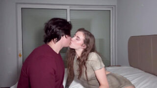 قام شاب هاوٍ بضرب مؤخرة إيدن آيفي الكبيرة الموشومة وأفرغ سائله المنوي داخلها.