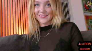 POV video amatérské děvky, která si bere penis z análu do pusy