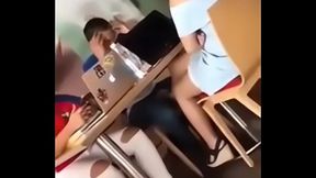 Seduciendo amigo con el pie bajo la mesa