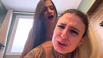 Nossa aquela foda gostosa com a quentura da buceta bem gostosa !Buceta com buceta chupando um cu bem molhado prontos pra gozar muito nessa suruba o pinto latejando
