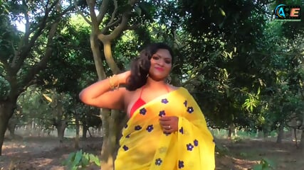 Horny bengali model rashi huge cleavage