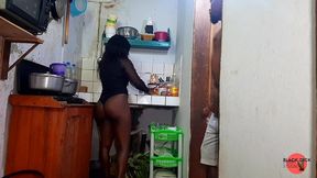 maman au gros cul baise son beau-fils a la cuisine en voyant son erection - une belle-mere plantureuse a un orgasme inattendu dans la cuisine.