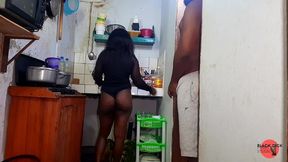 maman au gros cul baise son beau-fils a la cuisine en voyant son erection - une belle-mere plantureuse a un orgasme inattendu dans la cuisine.