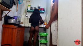 maman au gros cul baise son beau-fils a la cuisine en voyant son erection - une belle-mere plantureuse a un orgasme inattendu dans la cuisine.