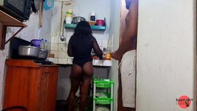 maman au gros cul baise son beau-fils a la cuisine en voyant son erection - une belle-mere plantureuse a un orgasme inattendu dans la cuisine.