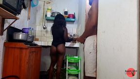 maman au gros cul baise son beau-fils a la cuisine en voyant son erection - une belle-mere plantureuse a un orgasme inattendu dans la cuisine.