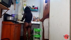 maman au gros cul baise son beau-fils a la cuisine en voyant son erection - une belle-mere plantureuse a un orgasme inattendu dans la cuisine.