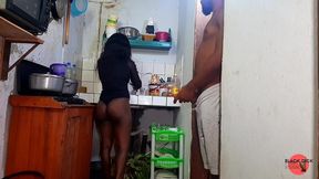 maman au gros cul baise son beau-fils a la cuisine en voyant son erection - une belle-mere plantureuse a un orgasme inattendu dans la cuisine.