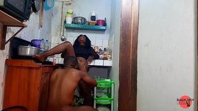 maman au gros cul baise son beau-fils a la cuisine en voyant son erection - une belle-mere plantureuse a un orgasme inattendu dans la cuisine.