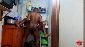maman au gros cul baise son beau-fils a la cuisine en voyant son erection - une belle-mere plantureuse a un orgasme inattendu dans la cuisine.