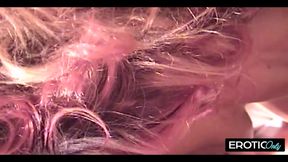 Deutsche MILF zeigt alles im Wohnzimmer