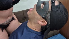 corno sendo humilhado tomando cuspe nos pes e no corpo da esposa vadia