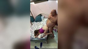 loira de 19 anos quer leite do coroa ela gosta de gozar nessa cama mas tem que ser de quatro