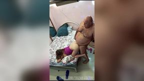 loira de 19 anos quer leite do coroa ela gosta de gozar nessa cama mas tem que ser de quatro