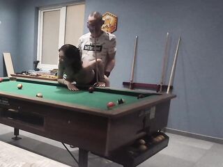 Bang me! La waitress loves queux and balls?