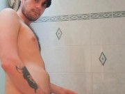 Esplosione di piscio e di sperma per questo twink masturbatore