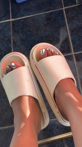 Preview Sandals and flapping