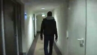 Coppia gay con un cazzo enorme che scopa a pelo all'aperto