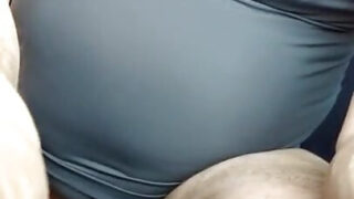 Kesenangan di luar ruangan ala rumahan: Pria gay Prancis bertubuh gemuk mengenakan stoking nilon kencing, mengelus penis besar, dan bercinta tanpa kondom sambil memamerkan bokong montok.