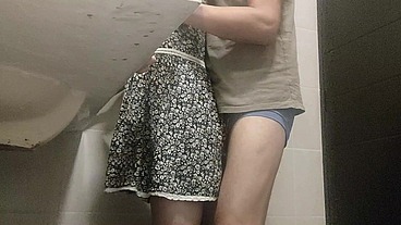 Un suscriptor de sheer me ofreció varios billetes por dejarme coger en su baño