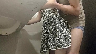 Un suscriptor de sheer me ofreció varios billetes por dejarme coger en su baño