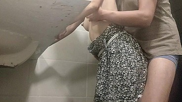 Un suscriptor de sheer me ofreció varios billetes por dejarme coger en su baño