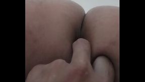 Bruninha128 brincando com o dedinho no cu