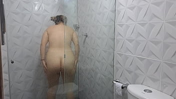 Grabo a mi hermosa hermanastra mientras se ducha. Tiene un cuerpo hermoso